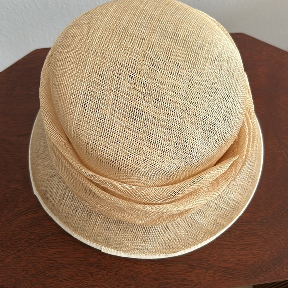 Creamy beige straw hat with straw folded sash, natural fibers, made in England - Picture 9 of 12